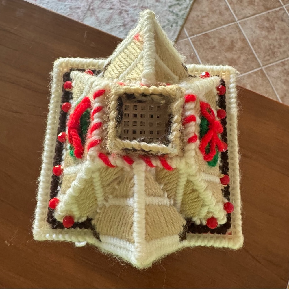 Vintage Handmade Plastic Canvas Needlepoint Yarn Christmas House Holiday - Picture 2 of 6